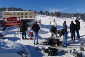 Bursa'da kayak pistinde mangal keyfine tepki geldi