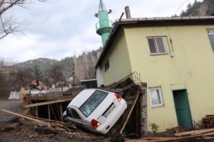 Otomobil şadırvan inşaatına d&uuml;şt&uuml;, iş&ccedil;i yaralandı
