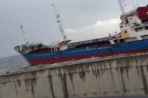 İstanbul'da gemi karaya oturdu
