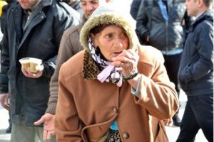 Zabıta parasını s&uuml;s havuzuna attı