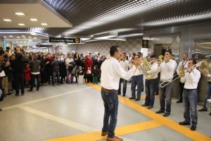 Tren bekleyen vatandaşların konser keyfi