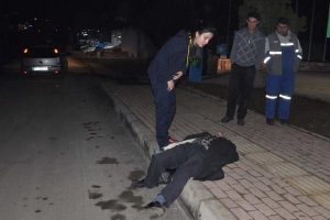 Alkol aldıktan sonra kaldırıma sızdı!