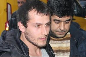 Kartını kullanıp &ouml;demeyen amcasını bı&ccedil;akladı