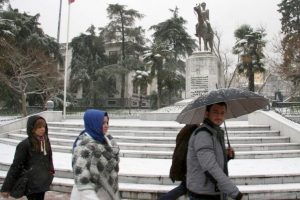 Bursa'da kar yağışı başladı | Okullar tatil edilecek mi?