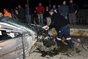 Otomobil bah&ccedil;e duvarına vurdu.
