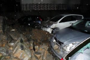 Bursa'da sitenin istinat duvarı &ccedil;&ouml;kt&uuml;, 8 ara&ccedil; altında kaldı!
