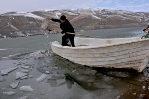 G&ouml;l dondu! Tekneciler zor anlar yaşadı...