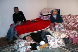 Bursa'nın ortasında bir aile dramı! 4 engelli kardeş bir evde,elektriksiz...