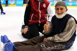 Buz pateni yapan 78'lik dede bakın nasıl &ouml;ld&uuml;...