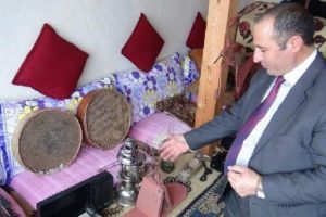 Uzun kış geceleri muhtarın evinde sohbetle ge&ccedil;iyor