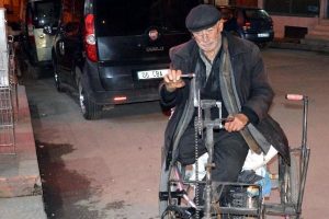 Pedalını eliyle &ccedil;evirdiği bisiklet onu hayata bağladı...