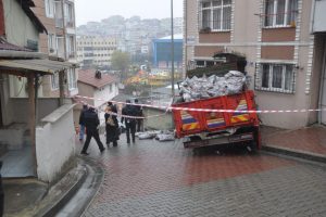 Yardım k&ouml;m&uuml;r&uuml; taşıyan kamyon binaya girdi