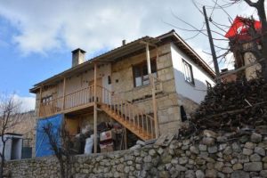 Yırtık lastik ayakkabıları ile y&uuml;rekleri yakan Recep Amca'nın evi yenilendi