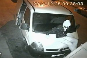 Tekmeleyerek kırdılar 15 bin liralık malzeme &ccedil;aldılar