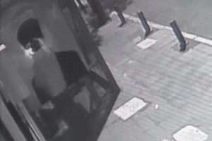 Atat&uuml;rk fotoğraflı bayrağı yaktı !