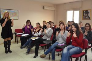 &Ouml;zhan, işitme engellilerin dilinden konuşuyor