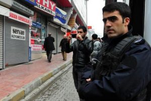 Polise tepki g&ouml;sterip d&uuml;kkan kapattılar