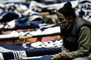 Evsizler spor salonunda ağırlanıyor