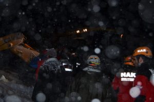 Yoğun kar yağışından dolayı g&ouml;&ccedil;&uuml;k altında kaldılar