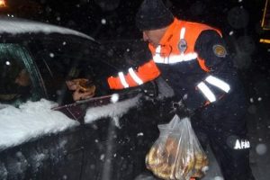 Kapalı yolda mahsur kalanlara kumanya