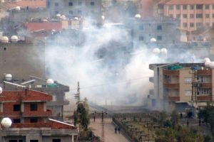 Cizre'de gazetecilere uzun namlulu silahlarla saldırı!