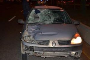 Takla atan beton mikserinin s&uuml;r&uuml;c&uuml;s&uuml; aracında sıkıştı