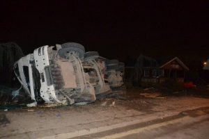 Beton mikseri takla attı
