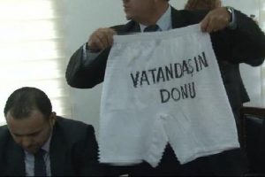 KKTC Maliye Bakanı'na ilgin&ccedil; hediye!