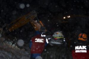 Bursa'da yoğun kar yağışından ağılın tavanı &ccedil;&ouml;kt&uuml;! Hayvanlar...