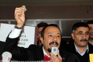 Memurlar asgari &uuml;cret zammına tepki g&ouml;sterdi!