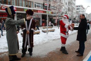 Yeni&ccedil;eriler Noel Baba'yı kovaladı