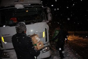 Yolda kalanlara kumanya dağıtıldı