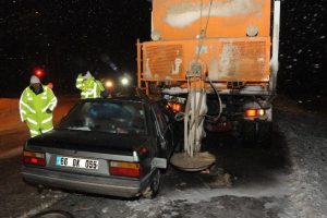 Otomobil kar temizleme aracına &ccedil;arptı!