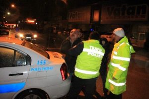 Alkoll&uuml; s&uuml;r&uuml;c&uuml; polislere zor anlar yaşattı