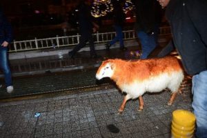 Taksim'de "koyun"lu kutlama