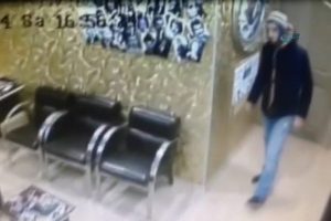 Sadaka kutusunu bile &ccedil;aldı