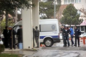Uyuşturucu partisi karakolda bitti