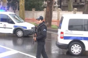 Dolmabah&ccedil;e Sarayı &ouml;n&uuml;nde bomba alarmı