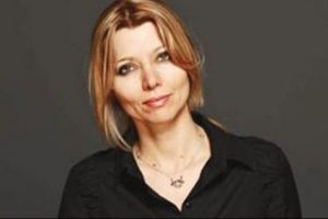 Elif Şafak'tan Bakana sert cevap