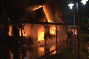 Ahşap kafe alev alev yandı