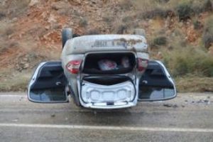 Ters d&ouml;nen otomobilde ki 4 kişi yaralandı