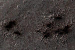 Mars y&uuml;zeyinde buzdan &ouml;r&uuml;mcekler
