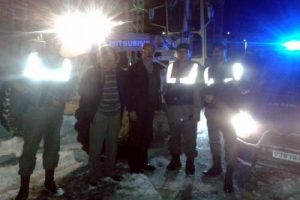 Karda mahsur kalan 4 kişi kurtarıldı