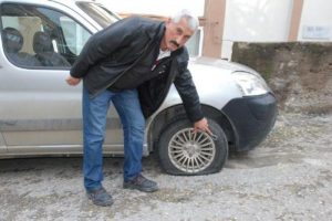 Yılbaşı gecesi 4 otomobilin lastiği şişlediler