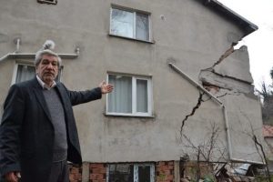 Deprem değil heyelan vurdu