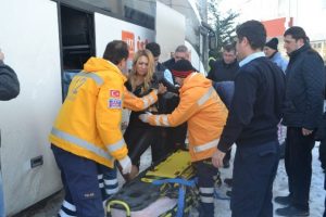 Yolcu otob&uuml;s&uuml; direğe &ccedil;arptı: 7 yaralı