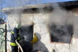 Hırsız, girdiği evi ateşe verdi