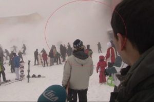 &Ccedil;ığ iki kadının &uuml;zerine b&ouml;yle d&uuml;şt&uuml;