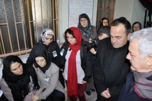 O da eşi gibi dimdik durdu