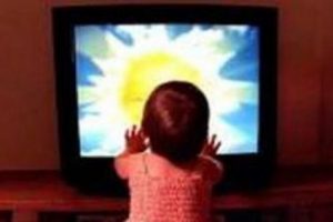 &Uuml;zerine televizyon d&uuml;şen &ccedil;ocuk...